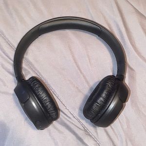 JBL tune510 bl barley used, no problems.